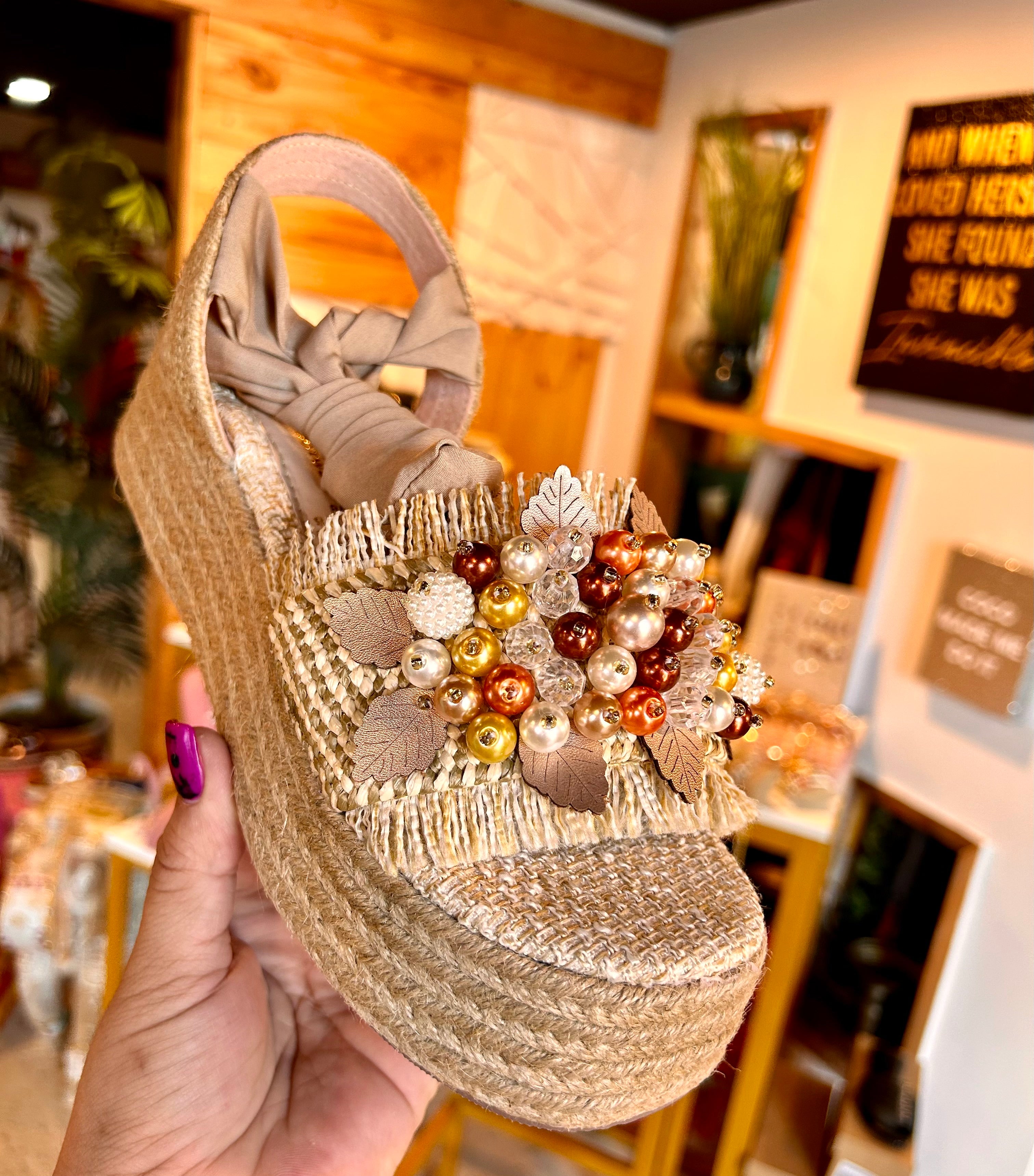 Plataformas en Yute con detalles en colores tierra